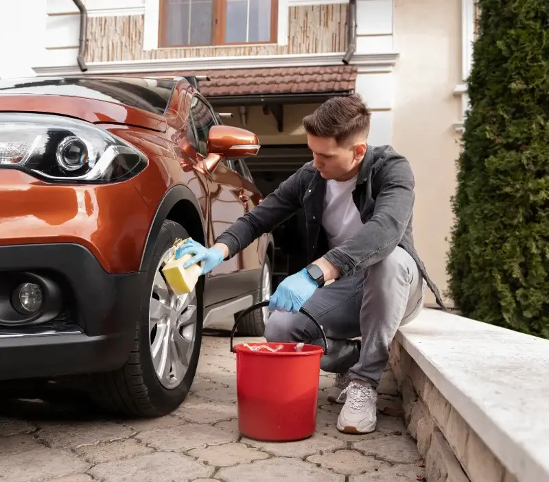 Lavage auto à domicile Lay-Saint-Christophe : professionnel intervenant sur un véhicule